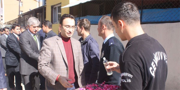 Polisler Çatak'ta Kürtçe bayramlaşıp kurban eti dağıttı
