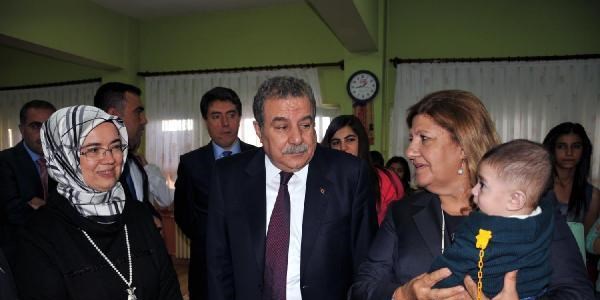 Bakan Güler'den yurt öğrencilerine 100'er lira harçlık