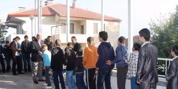 Başkan Karaosmanoğlu çocukları sevindirdi