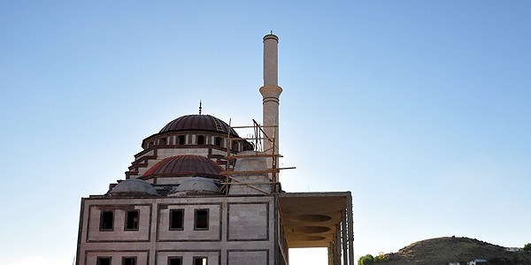 Atık kağıtları satarak cami yaptırıyorlar
