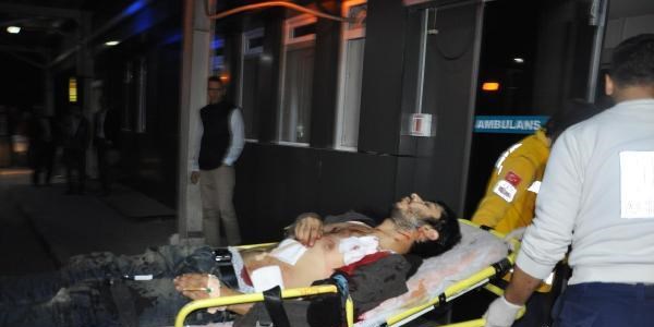 Kız arkadaşına laf atan magandalar tarafından bıçaklandı