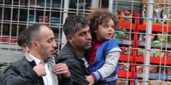 Elektrikli şofbenden yangın çıktı, uyuyan aileyi mahalleli uyandırdı
