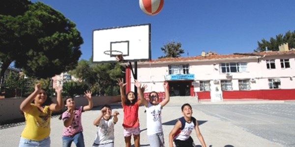Karşıyaka Belediyesi'nden okullara park jesti