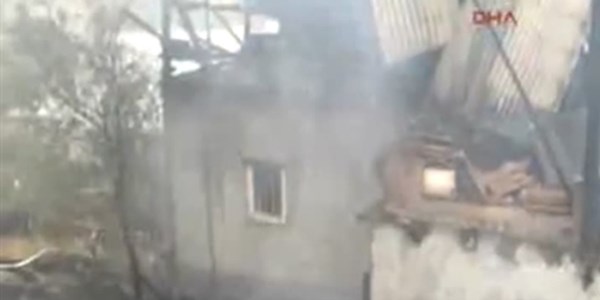 Elazığ'da tüp patlaması ile çıkan yangında 3 ev yandı