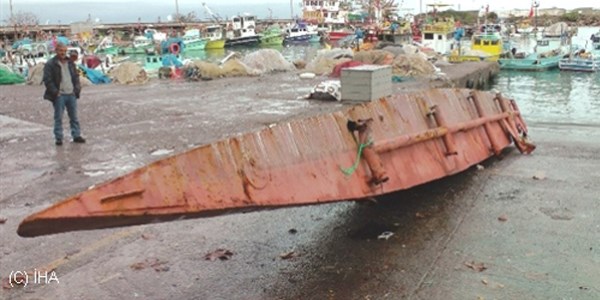 Karadeniz'den çıkan 10 metre uzunluğundaki metal parçası inceleniyor