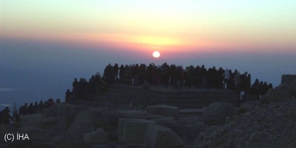 Bayramda yerli turistler Nemrut Dağı'na akın etti