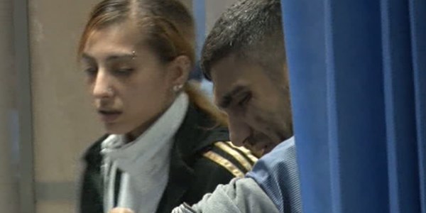 Genç kız tartıştığı erkek arkadaşını bıçakladı