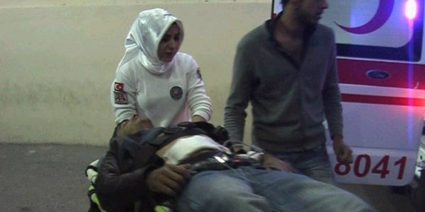 Bıçaklanan genç hastaneye kaldırıldı