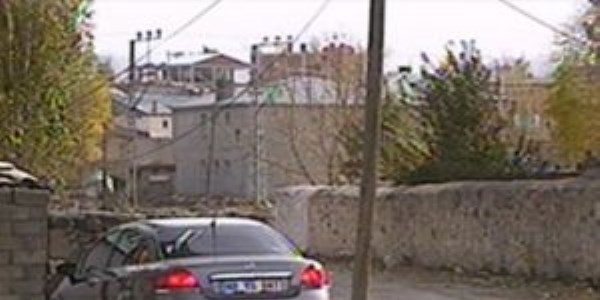 Kars'ta yol ortasında telefon direği