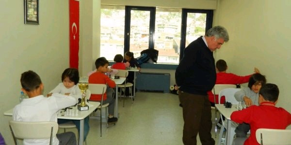İzmit Belediyesi Satranç Okulları büyük ilgi görüyor