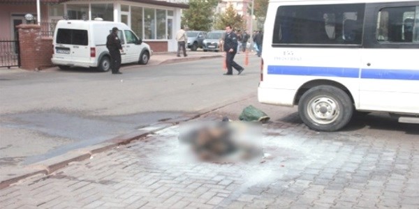Emniyet önünde üzerine benzin dökerek kendini yaktı