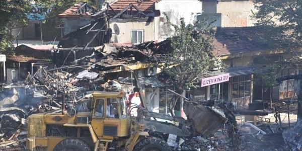 Yangının zarar verdiği tarihi handa enkaz kaldırma çalışmaları durduruldu