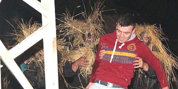 200 yıllık şenlikte damatlara 'işkence'