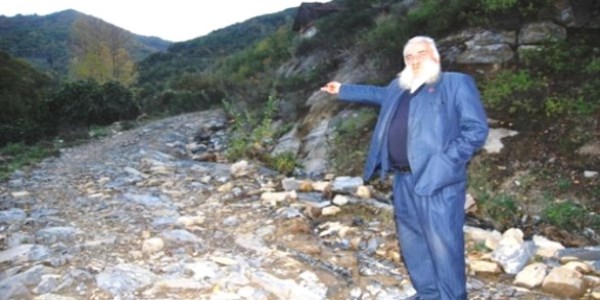 40 yıllık muhtardan bozuk yol tepkisi