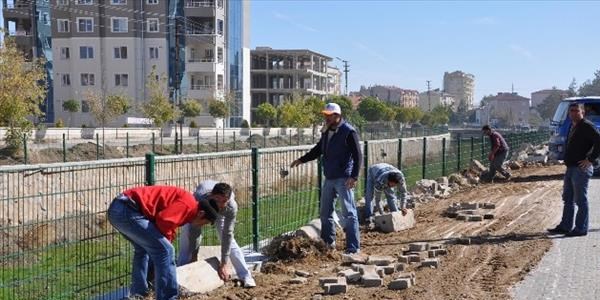 Eğriöz Deresine güvenlik teli çekiliyor