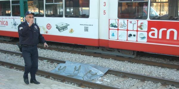 Tramvay çarptığı kadın öldü
