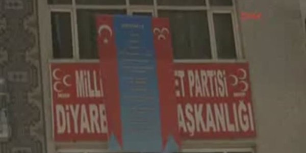 MHP Diyarbakır'da İl Binasına andımızı astı