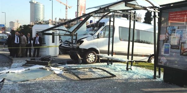 Zincirlikuyu'da servis minibüsü durağa daldı