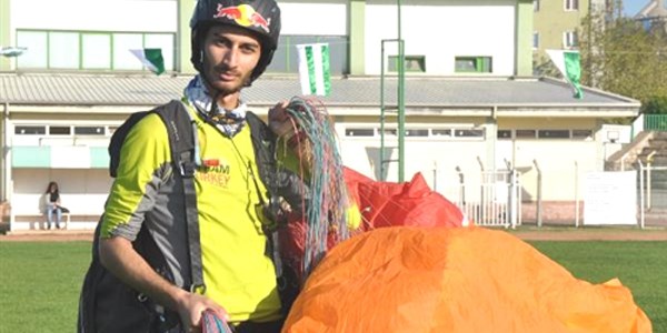 Uludağ'dan paraşütle atlayıp evinin önüne iniyor