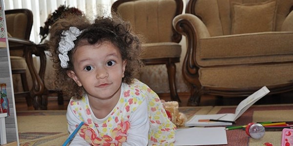 Azra bebek ailesini yaşama bağladı