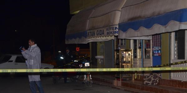 Karı koca boğazları kesilmiş halde bulundu
