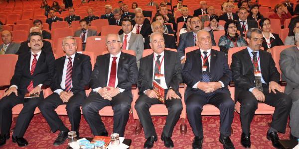 Protesto edilen Eskişehir Valisi arka kapıdan çıktı
