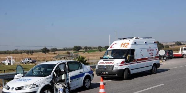 Ehliyetsiz sürücü radar aracına çarptı: 2 polis yaralı