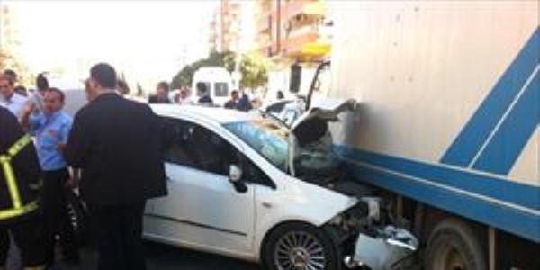 2 otomobil park halindeki kamyonete çarptı: 2 yaralı