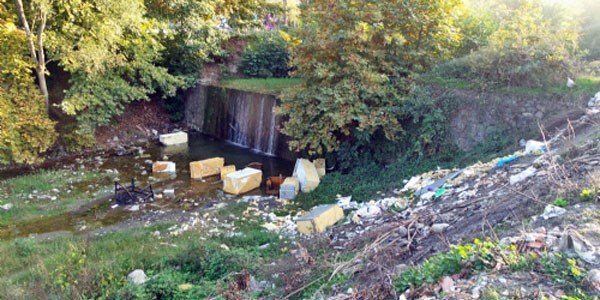 Deredeki buzdolabı atıkları temizleniyor