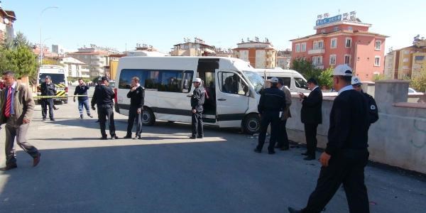 Öğrenci servisi ile otomobil çarpıştı: 16 yaralı