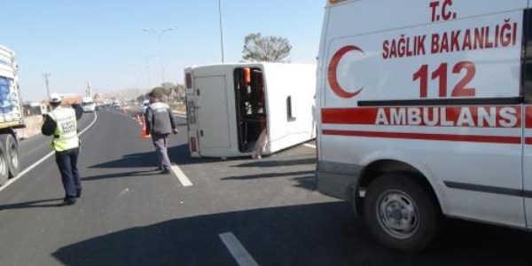 Otomobille midibüs çarpıştı: 4 yaralı