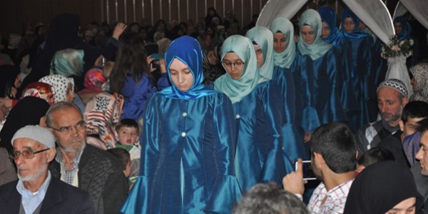 12 genç kıza hafızlık tacı