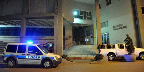 Zonguldak belediye binasına sopalı saldırı