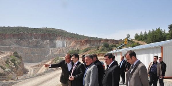 Müdür kravat eylemine kızdı: Tuvalet temizlettiririm