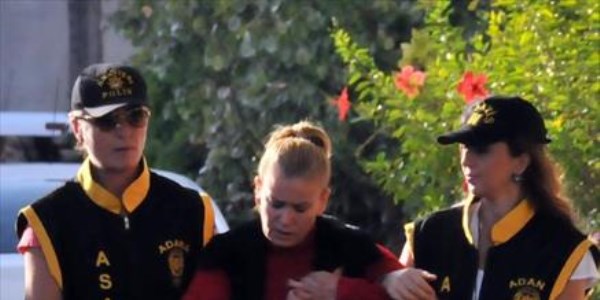 Kendini ağır ceza hakimi olarak tanıtıp, dolandırdı