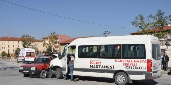 Hasta nakil minibüsü otomobile çarptı, 5 kişi yaralandı