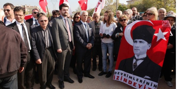 Atatürk portresinin inşa edileceği etkinlik alanına saldırı