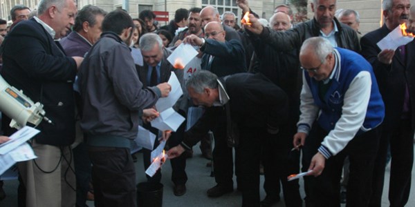 Kendilerine kesilen cezaları yakarak protesto ettiler