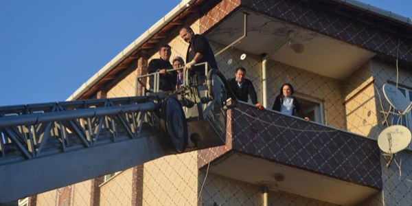 Elektrik panosu patlayan apartmanda mahsur kalanları itfaiye kurtardı