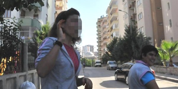 Eli kınalı gelini sokağa attı