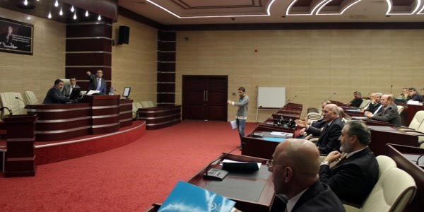 Vali yardımcısı, ayağa kalkmayanları fırçaladı