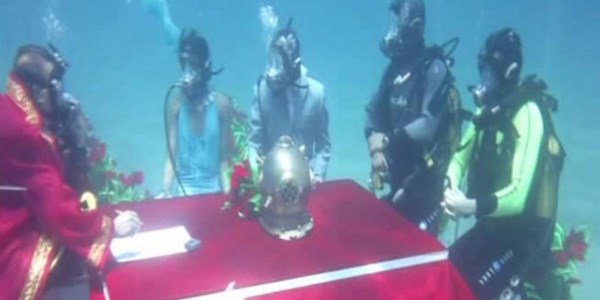 İzmir'de deniz altında nikah töreni