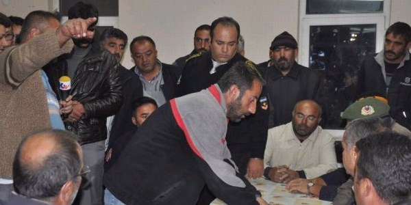 Şeker fabrikasına pancar taşıyan işçiler yol kapattı
