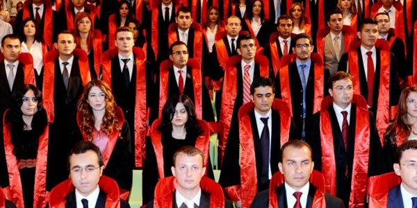 30 yaşın altındakiler Hakim ve Savcı olamayacak
