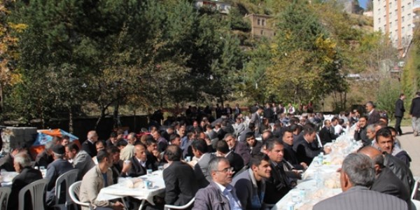 Vali, hac dönüşü Bitlislilere yemek verdi
