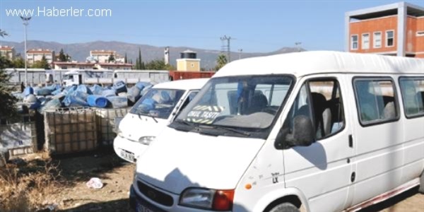 'Okul taşıtı' yazılı minibüste kaçak akaryakıt