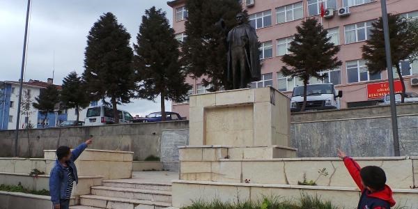 Atatürk büstündeki pirinç harfler tahrip edildi