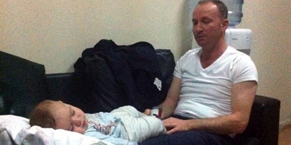 Bebeği ayağında uyutan sağlık memuru konuştu