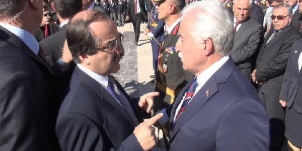 Adana'daki törende bayrak krizi