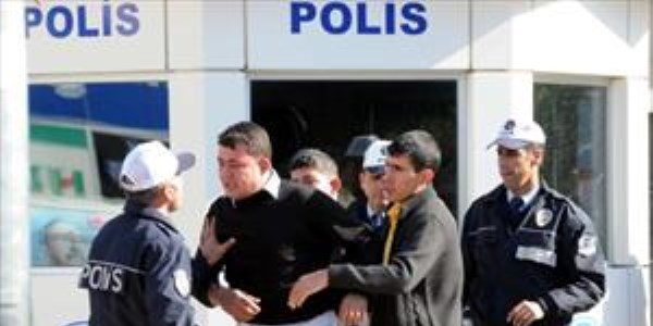 Motosiklete 4 kişi binen aile ile polisler arasında gerginlik
